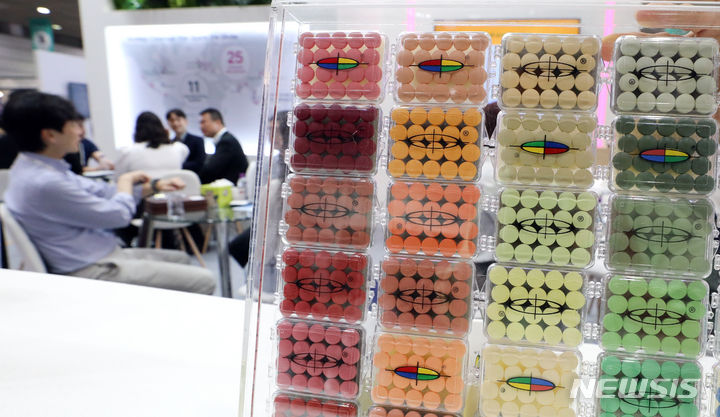 [서울=뉴시스] 지난 2023년 8월 30일 서울 강남구 코엑스에서 열린 세계 제약·바이오·건강기능 산업 전시회 2023에 알약이 전시된 모습. (사진=뉴시스 DB) 2023.08.30. photo@newsis.com