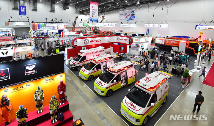 [대구=뉴시스] ‘제19회 국제소방안전박람회’를 찾은 관람객들이 소방안전 용품을 살펴보고 있다. 뉴시스DB. 2024.05.22. photo@newsis.com