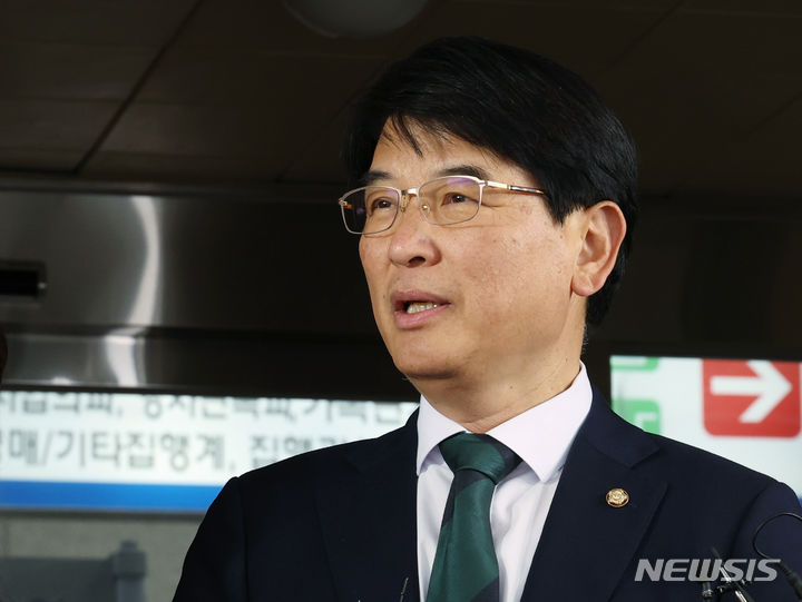 [서울=뉴시스] 최동준 기자 = '보좌진 성추행 혐의' 박완주 무소속 의원이 지난 2023년 8월 30일 서울 양천구 서울남부지방법원에서 열린 1차 공판에 출석하며 취재진 질문에 답변하고 있다. (공동취재사진) photo@newsis.com