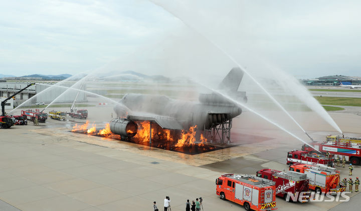 [인천공항=뉴시스] 조성우 기자 = 30일 오후 인천공항 모형항공기 훈련장에서 열린 항공기 사고 위기 대응 훈련에서 소방대원들이 화재를 진압하고 있다. (공동취재사진) 2023.08.30. photo@newsis.com