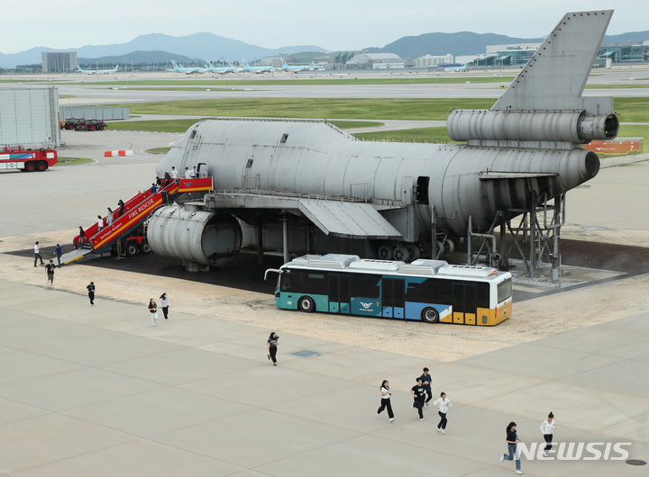 [인천공항=뉴시스] 조성우 기자 = 30일 오후 인천공항 모형항공기 훈련장에서 항공기 사고 위기 대응 훈련이 펼쳐지고 있다. (공동취재사진) 2023.08.30. photo@newsis.com