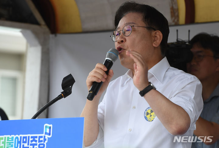 [목포=뉴시스] 변재훈 기자 = 이재명 더불어민주당 대표가 30일 오후 전남 목포시 호남동 목포역 광장에서 열린 '후쿠시마 오염수 해양투기 규탄대회'에 참석해 발언하고 있다. 2023.08.30. wisdom21@newsis.com