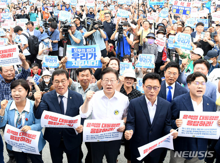 [목포=뉴시스] 변재훈 기자 = 이재명 더불어민주당 대표를 비롯한 당 지도부가 30일 오후 전남 목포시 호남동 목포역 광장에서 열린 '후쿠시마 오염수 해양투기 규탄대회'에 참석해 구호를 외치고 있다. 2023.08.30. wisdom21@newsis.com