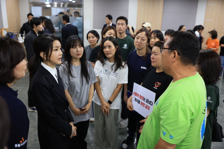 [서울=뉴시스] 윤석열 대통령 부인 김건희 여사가 30일 서울 중구 프레스센터에서 열린 개식용 종식 촉구 기자회견을 마친 뒤 참석자들과 대화하고 있다. (사진=대통령실 제공) 2023.08.30. photo@newsis.com *재판매 및 DB 금지