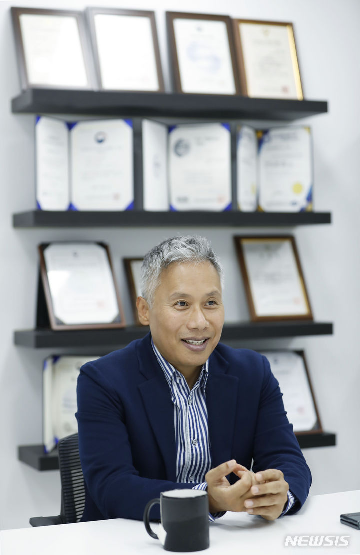 [서울=뉴시스] 최동준 기자 = 이광후 모니터랩 대표가 30일 서울 구로구 모니터랩에서 뉴시스와 인터뷰를 하고 있다. 2023.08.30. photocdj@newsis.com