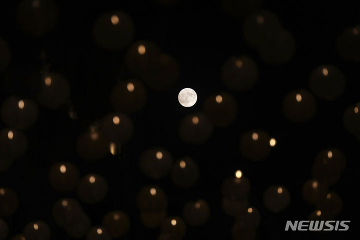 [가자=AP/뉴시스] 30일(현지시간) 팔레스타인 남서부 가자 시티 밤하늘에 슈퍼 블루문이 떠 있다 . 2023.08.31.