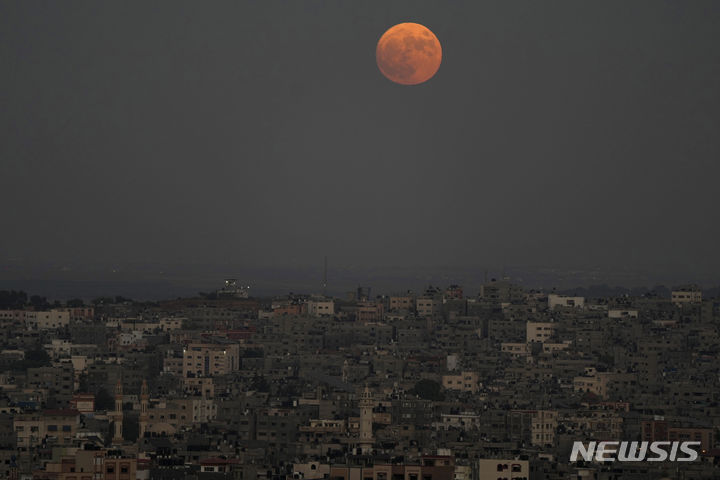 [가자지구=AP/뉴시스] 30일(현지시각) 팔레스타인 가자지구 상공에 '슈퍼 블루문'이 떠 있다. 이번 보름달은 '슈퍼 블루문'으로 한달에 2번 뜨는 슈퍼문을 의미한다. 2023.08.31.