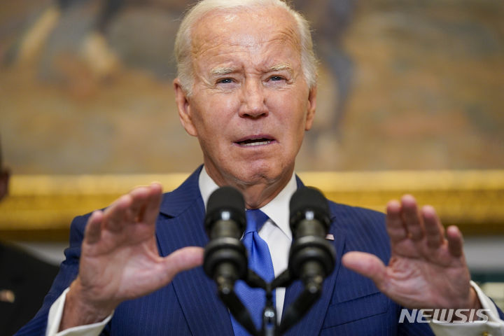 [워싱턴=AP/뉴시스] 조 바이든 미국 대통령이 30일(현지시간) 허리케인 이달리아가 미 플로리다주를 강타한 데 대해 "더이상 누구도 기후 위기의 영향을 부정할 수 없다"고 말했다. 사진은 이날 바이든 대통령이 백악관 루스벨트룸에서 마우이 산불 복구와 허리케인 이달리아 대응에 관해 설명하는 모습. 2023.08.31.