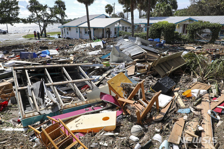 [플로리다=AP/뉴시스] 30일(현지시각) 미 플로리다주에 허리케인 '이달리아'가 상륙, 주택이 파손돼 있다. 2023.08.31.