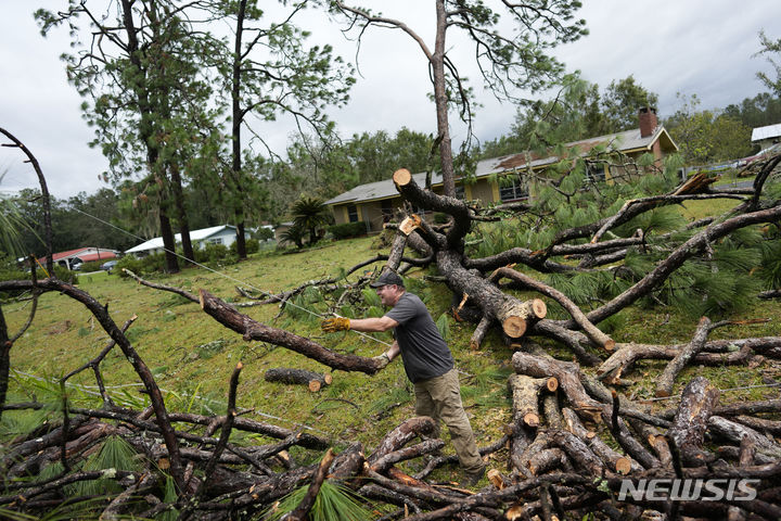 [플로리다=AP/뉴시스] 30일(현지시각) 미 플로리다주 페리에서 허리케인 '이달리아' 여파로 나무가 쓰러져 있다. 2023.08.31.