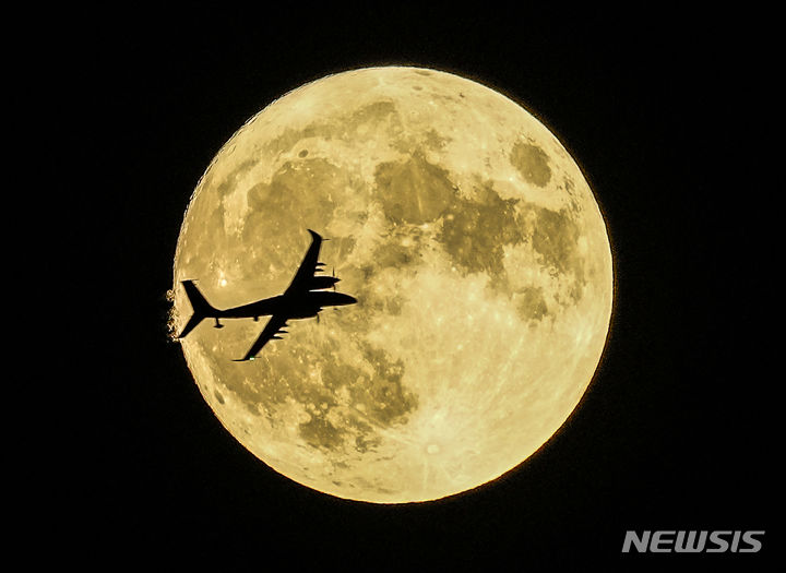 [앙카라=AP/뉴시스] 30일(현지시각) 튀르키예 앙카라에서 열린 테크노페스트 항공우주기술 축제 첫날 무인 항공기 한 대가 '슈퍼 블루문'을 배경으로 시범 비행을 하고 있다. 이번 보름달은 '슈퍼 블루문'으로 한달에 2번 뜨는 슈퍼문을 의미한다. 2023.08.31.