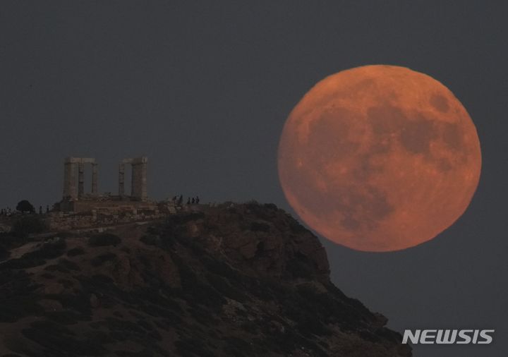 [아테네=AP/뉴시스] 30일(현지시각) 그리스 아테네 남쪽 약 70㎞ 떨어진 수니온곶의 고대 포세이돈 신전 뒤로 '슈퍼 블루문'이 떠오르고 있다. 이번 보름달은 '슈퍼 블루문'으로 한달에 2번 뜨는 슈퍼문을 의미한다. 2023.08.31.