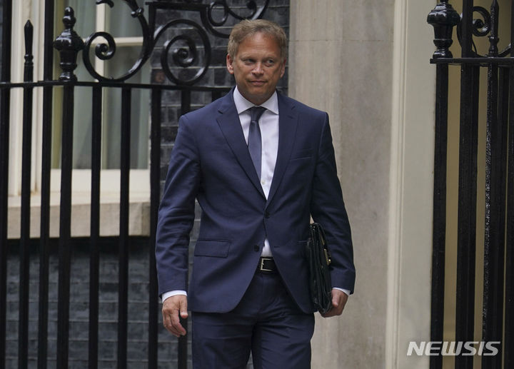 [런던=AP/뉴시스]31일(현지 시간) 리시 수낵 총리의 내각 개편으로 영국의 새 국방관으로 임명된 그랜트 샵스가 다우닝가 10번지의 영국 총리 관저에서 나오고 있다. 2023.09.01.