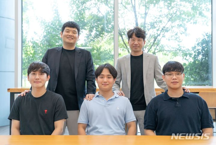 [광주=뉴시스]뒷줄 왼쪽부터 시계 방향으로 전해곤 교수, 송영민 교수, 강지원 석사, 박진휘 석박통합과정생, 고주환 박사과정생.