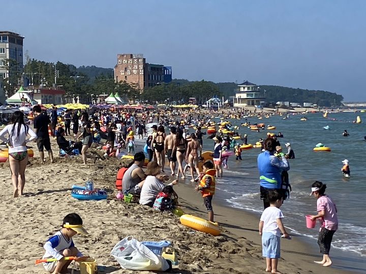 [울산=뉴시스] 유재형 기자 = 울산 울주군은 한동안 침체를 겪었던 진하해수욕장이 올해 역대 최다 방문객을 기록하며 피서지 명소로 주목받고 있다고 31일 밝혔다. 2023.08.31. (사진= 울주군 제공)photo@newsis.com *재판매 및 DB 금지