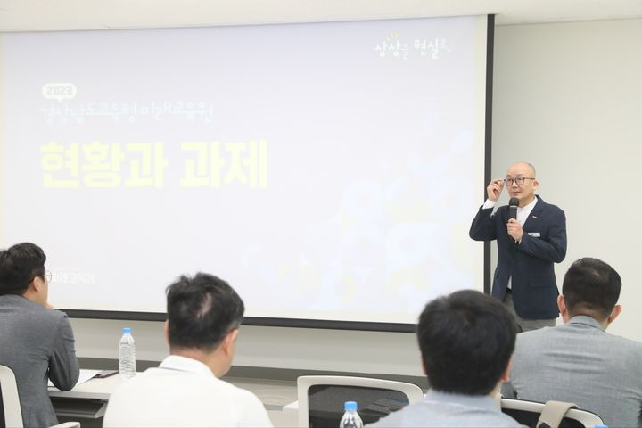 이수광 경남도교육청 미래교육원장이 미래교육원을 방문한 기자들에게 '미래교육원 컨텐츠'에 대해 브리핑을 하고 있다. *재판매 및 DB 금지