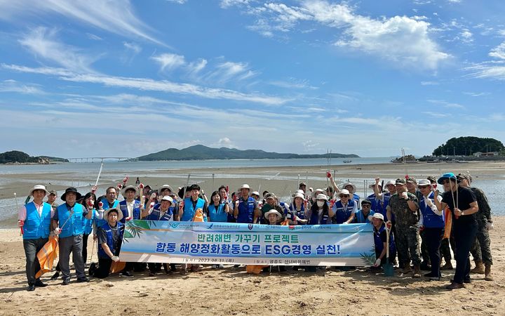 [서울=뉴시스] 홍찬선 기자 = 인천국제공항의 보안을 담당하는 인천공항보안㈜은 31일 인천시중구시설관리공단, 1312부대와 함께 인천 영종도 선녀바위해변에서 민관군 합동 환경정화 활동을 실시했다고 밝혔다. 2023.08.31.(사진=인천공항보안㈜ 제공) photo@newsis.com *재판매 및 DB 금지