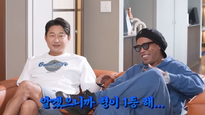 [서울=뉴시스] 이천수, 호나우지뉴. (사진=유튜브 채널 'EA스포츠 피파온라인4' 캡처) 2023.08.31. photo@newsis.com *재판매 및 DB 금지