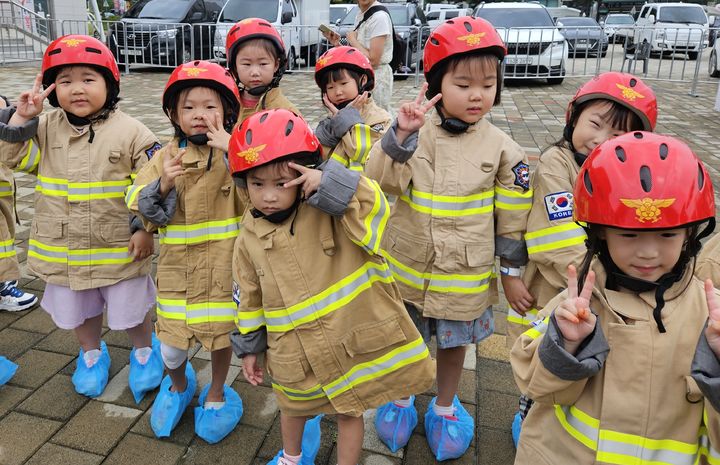 [괴산=뉴시스] 강신욱 기자 = 지난해 8월 31일 개막한 괴산고추축제 행사장 내에 괴산소방서가 운영하는 소방안전체험장을 찾은 어린이들이 소방관 복장을 하고 앙증맞은 표정을 짓고 있다. (사진=괴산소방서 제공) 2023.08.31. photo@newsis.com *재판매 및 DB 금지