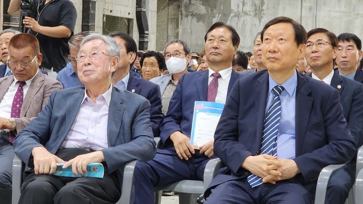 [영주=뉴시스] 김진호 기자 = 경북 영주시 아지동에서 31일 열린 소백산 영주 스파리조트 기공식에서 김진영(왼쪽부터) 전 영주시장, 박상호 소백산 영주 스파리조트 회장이 나란히 앉아 행사를 지켜보고 있다. 2023.08.31  kjh9326@newsis.com  *재판매 및 DB 금지