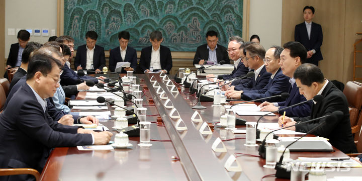 [서울=뉴시스] 전신 기자 = 윤석열 대통령이 31일 서울 용산 대통령실에서 열린 19차 비상경제민생회의를 주재하고 있다. 2023.08.31. photo1006@newsis.com