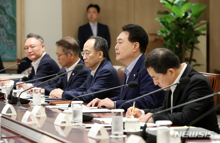 [서울=뉴시스] 전신 기자 = 윤석열 대통령이 31일 서울 용산 대통령실에서 열린 19차 비상경제민생회의를 주재하고 있다. 2023.08.31. photo1006@newsis.com