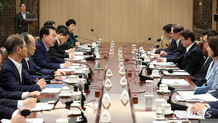 [서울=뉴시스] 전신 기자 = 윤석열 대통령이 31일 서울 용산 대통령실에서 열린 19차 비상경제민생회의를 주재하고 있다. 2023.08.31. photo1006@newsis.com