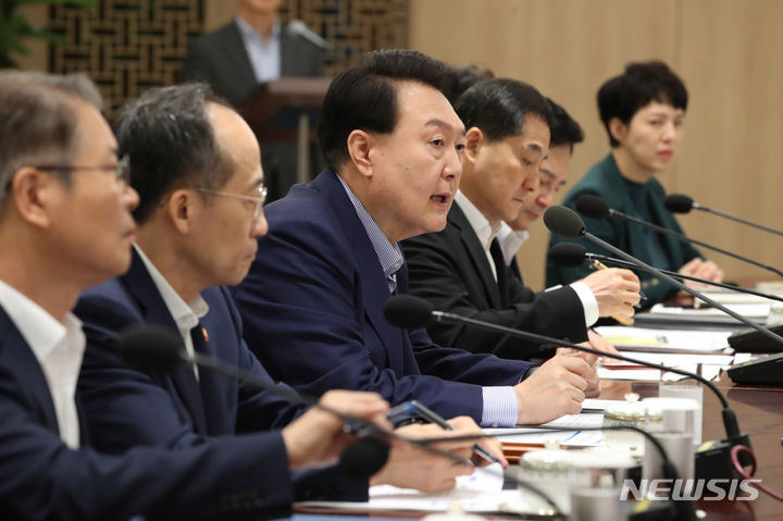 [서울=뉴시스] 전신 기자 = 윤석열 대통령이 31일 서울 용산 대통령실에서 열린 19차 비상경제민생회의를 주재하고 있다. 2023.08.31. photo1006@newsis.com
