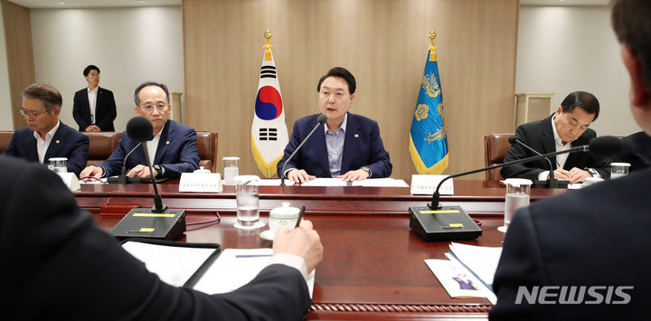 [서울=뉴시스] 전신 기자 = 윤석열 대통령이 31일 서울 용산 대통령실에서 열린 19차 비상경제민생회의를 주재하고 있다. 2023.08.31. photo1006@newsis.com
