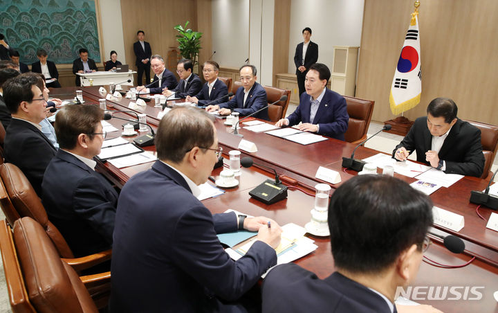[서울=뉴시스] 전신 기자 = 윤석열 대통령이 31일 서울 용산 대통령실에서 열린 19차 비상경제민생회의를 주재하고 있다. 2023.08.31. photo1006@newsis.com