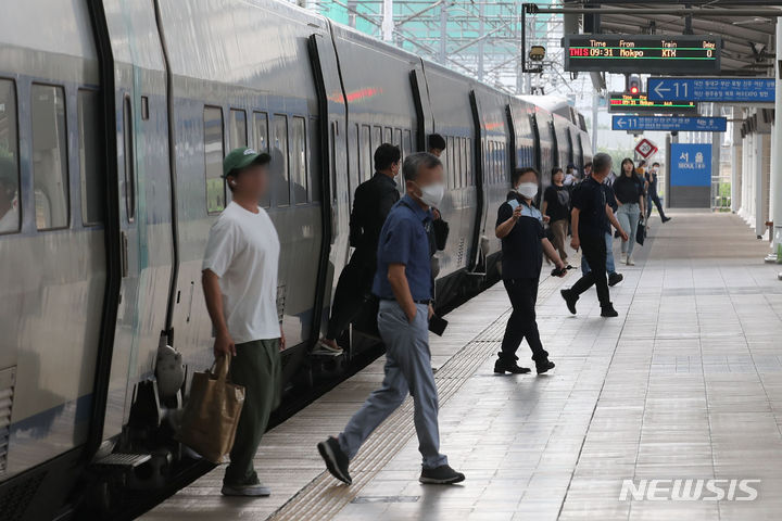 [서울=뉴시스] 권창회 기자 = 26일 경부선KTX 서울 영등포역에 정차해 있던 열차 바퀴에서 연기가 나 승객 수백명이 대피하는 소동이 일어났다. 사진은 지난달 31일 오전 서울 중구 서울역에서 시민들이 KTX에 내리는 모습. 2023.08.31. kch0523@newsis.com