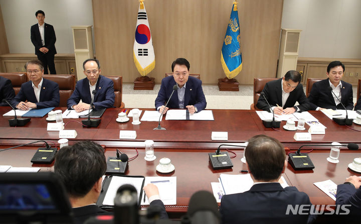 [서울=뉴시스] 전신 기자 = 윤석열 대통령이 31일 서울 용산 대통령실에서 열린 19차 비상경제민생회의를 주재하고 있다. 2023.08.31. photo1006@newsis.com