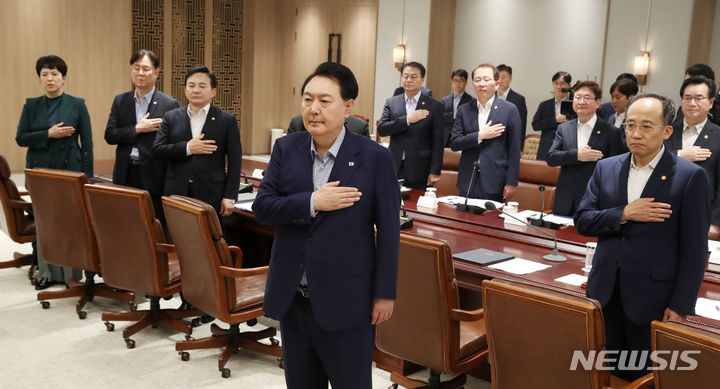 [서울=뉴시스] 전신 기자 = 윤석열 대통령이 31일 서울 용산 대통령실에서 열린 19차 비상경제민생회의에서 국기에 대한 경례를 하고 있다. 2023.08.31. photo1006@newsis.com