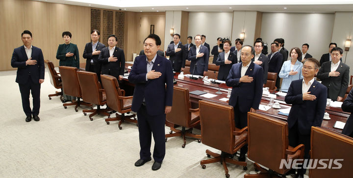 [서울=뉴시스] 전신 기자 = 윤석열 대통령이 31일 서울 용산 대통령실에서 열린 19차 비상경제민생회의에서 국기에 대한 경례를 하고 있다. 2023.08.31. photo1006@newsis.com