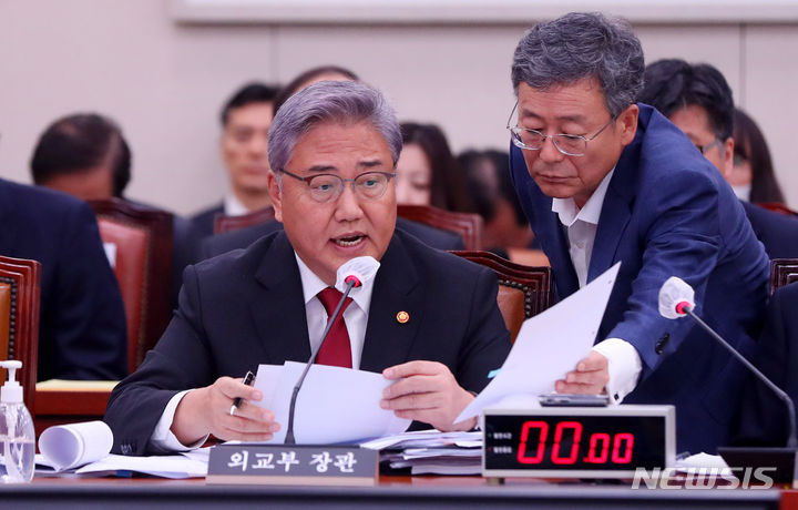 [서울=뉴시스] 추상철 기자 = 박진 외교부 장관이 31일 오전 서울 여의도 국회에서 열린 외교통일위원회 전체회의에서 의원의 질의에 답변하고 있다. 2023.08.31. scchoo@newsis.com