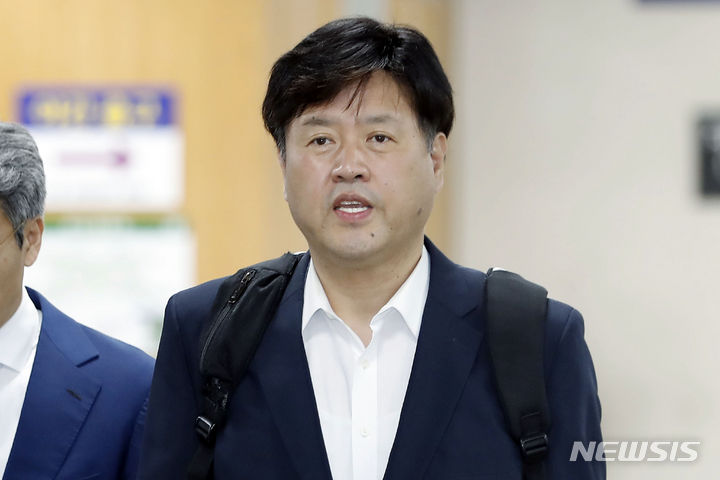 [서울=뉴시스] 최동준 기자 = 김용 전 민주연구원 부원장이 지난 2023년 8월31일 서울 서초구 서울중앙지방법원에서 더불어민주당 불법 대선자금 의혹 공판에 출석하고 있다. 2023.08.31. photocdj@newsis.com