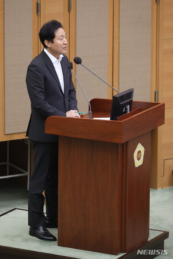 [서울=뉴시스] 황준선 기자 = 오세훈 서울시장이 31일 오전 서울 중구 서울시의회에서 열린 제320회 임시회 제4차 본회의에서 유만희 의원의 시정질문에 답변하고 있다. 2023.08.31. hwang@newsis.com