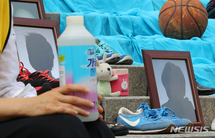 [서울=뉴시스] 최진석 기자 = 가습기살균제 피해자들이 폐암도 '가습기살균제 관련 질환'으로 인정하고 피해를 신속하게 구제해 달라고 촉구했다. 사진은 지난달 31일 가습기살균제 참사 12주기 기자회견에 피해자들의 유품이 놓인 모습. 2023.08.31. myjs@newsis.com