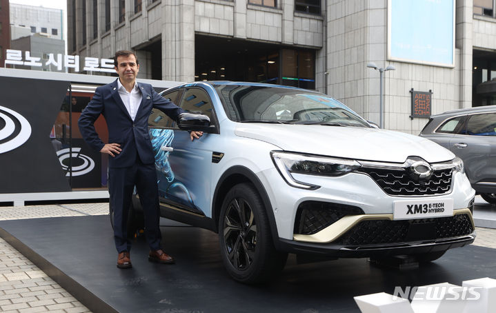 [서울=뉴시스] 고승민 기자 = 스테판 드블레즈 르노코리아자동차 사장이 31일 서울 프레스센터에서 '르노 익스피리언스' 기자간담회를 마친 뒤 건물 앞 광장에 마련된 전시 및 시승존에서 포즈를 취하고 있다. 2023.08.31. kkssmm99@newsis.com