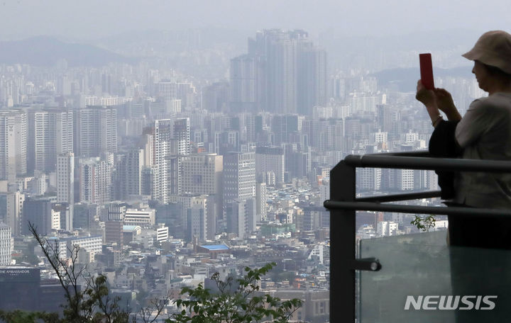 [서울=뉴시스] 최동준 기자 = 전국 아파트 평균 매매가격과 평균 전세 가격이 이달 들어 동반 상승했다. KB국민은행에 따르면 이달 전국 아파트 평균 매매가는 4억9천644만원으로 지난해 6월 이후 첫 상승 전환했다. 사진은 31일 서울 시내 아파트 일대 모습. 2023.08.31. photocdj@newsis.com