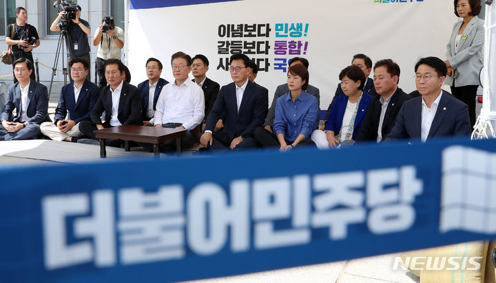 [서울=뉴시스] 이영환 기자 = 이재명 더불어민주당 대표가 31일 오후 서울 여의도 국회 본청 앞에서 무기한 단식을 시작하고 있다. 이 대표는 이날 오전 진행된 취임 1주년 기자간담회에서 "사즉생의 각오로 민주주의 파괴를 막아내겠다. 마지막 수단으로 오늘부터 무기한 단식을 시작한다"고 밝혔다. 2023.08.31. 20hwan@newsis.com