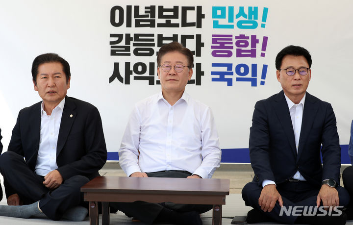 [서울=뉴시스] 이영환 기자 = 이재명 더불어민주당 대표가 31일 오후 서울 여의도 국회 본청 앞에서 무기한 단식을 시작하고 있다. 이 대표는 이날 오전 진행된 취임 1주년 기자간담회에서 "사즉생의 각오로 민주주의 파괴를 막아내겠다. 마지막 수단으로 오늘부터 무기한 단식을 시작한다"고 밝혔다. 2023.08.31. 20hwan@newsis.com
