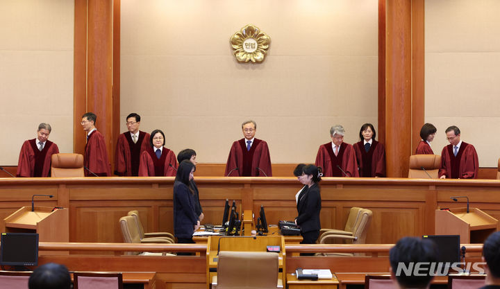 [서울=뉴시스] 고승민 기자 = 유남석 헌법재판소장을 비롯한 헌법재판관들이 31일 서울 헌법재판소 대심판정에서 8월 심판사건 선고를 하기 전 착석하고 있다. 2023.08.31. kkssmm99@newsis.com