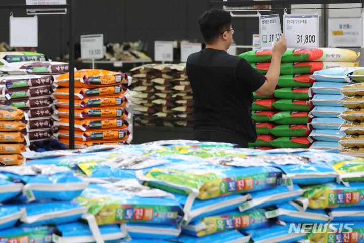 [서울=뉴시스] 권창회 기자 = 31일 오후 서울 시내 대형마트에 쌀이 진열되어 있다. 2023.08.31. kch0523@newsis.com