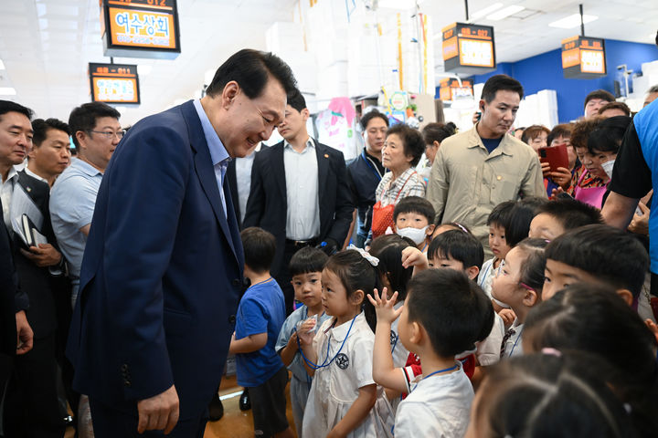 [서울=뉴시스] 윤석열 대통령이 31일 서울 동작구 노량진수산시장을 찾아 시장을 견학중인 어린이들과 인사를 나누고 있다. (사진=대통령실 제공) 2023.08.31. photo@newsis.com *재판매 및 DB 금지