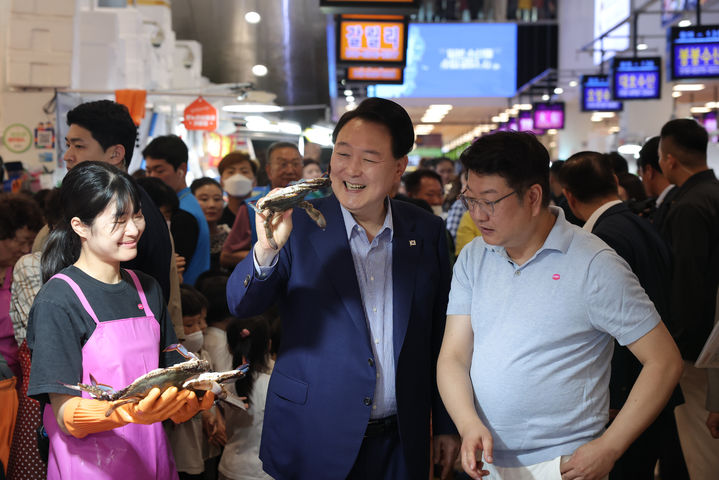 [서울=뉴시스] 윤석열 대통령이 31일 서울 동작구 노량진수산시장을 찾아 꽃게를 들어보이고 있다. (사진=대통령실 제공) 2023.08.31. photo@newsis.com *재판매 및 DB 금지