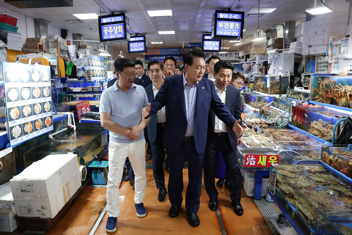 [서울=뉴시스] 윤석열 대통령이 31일 서울 동작구 노량진수산시장을 찾아 상인과 대화하고 있다. (사진=대통령실 제공) 2023.08.31. photo@newsis.com *재판매 및 DB 금지