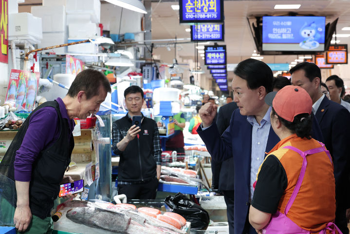 [서울=뉴시스] 윤석열 대통령이 31일 서울 동작구 노량진수산시장을 찾아 상인을 격려하고 있다. (사진=대통령실 제공) 2023.08.31. photo@newsis.com *재판매 및 DB 금지