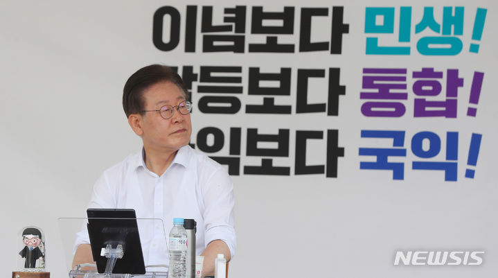 [서울=뉴시스] 추상철 기자 = 이재명 더불어민주당 대표가 31일 오후 서울 여의도 국회 본관 앞에서 무기한 단식을 하고 있다. 2023.08.31. scchoo@newsis.com