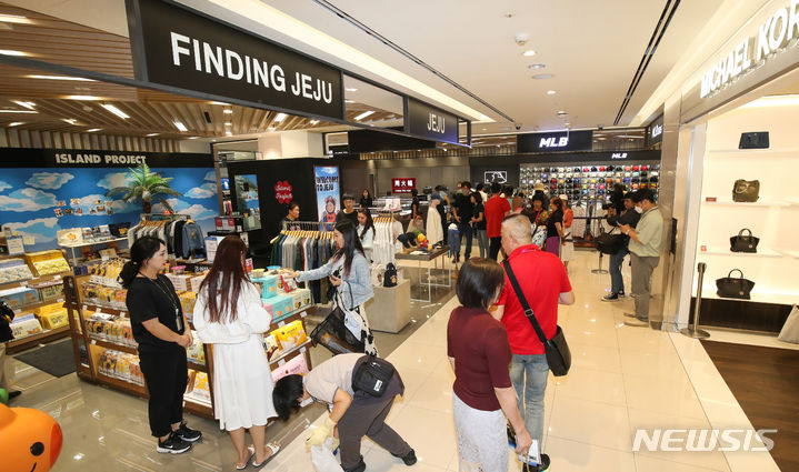 [제주=뉴시스] 우장호 기자 = 중국 부호들이 일본으로 넘어가 삶의 터전을 꾸려가고 있다. 중국 시장의 급격한 침체와 독재 정치 강화에 따른 영향으로 분석된다. 사진은 중국인 단체관광객(유커·遊客)들이 지난해 8월31일 오후 제주 시내 관광을 마친 후 신라면세점 제주점에서 쇼핑을 하고 있는 모습. (제주도사진기자회) 2023.08.31. woo1223@newsis.com